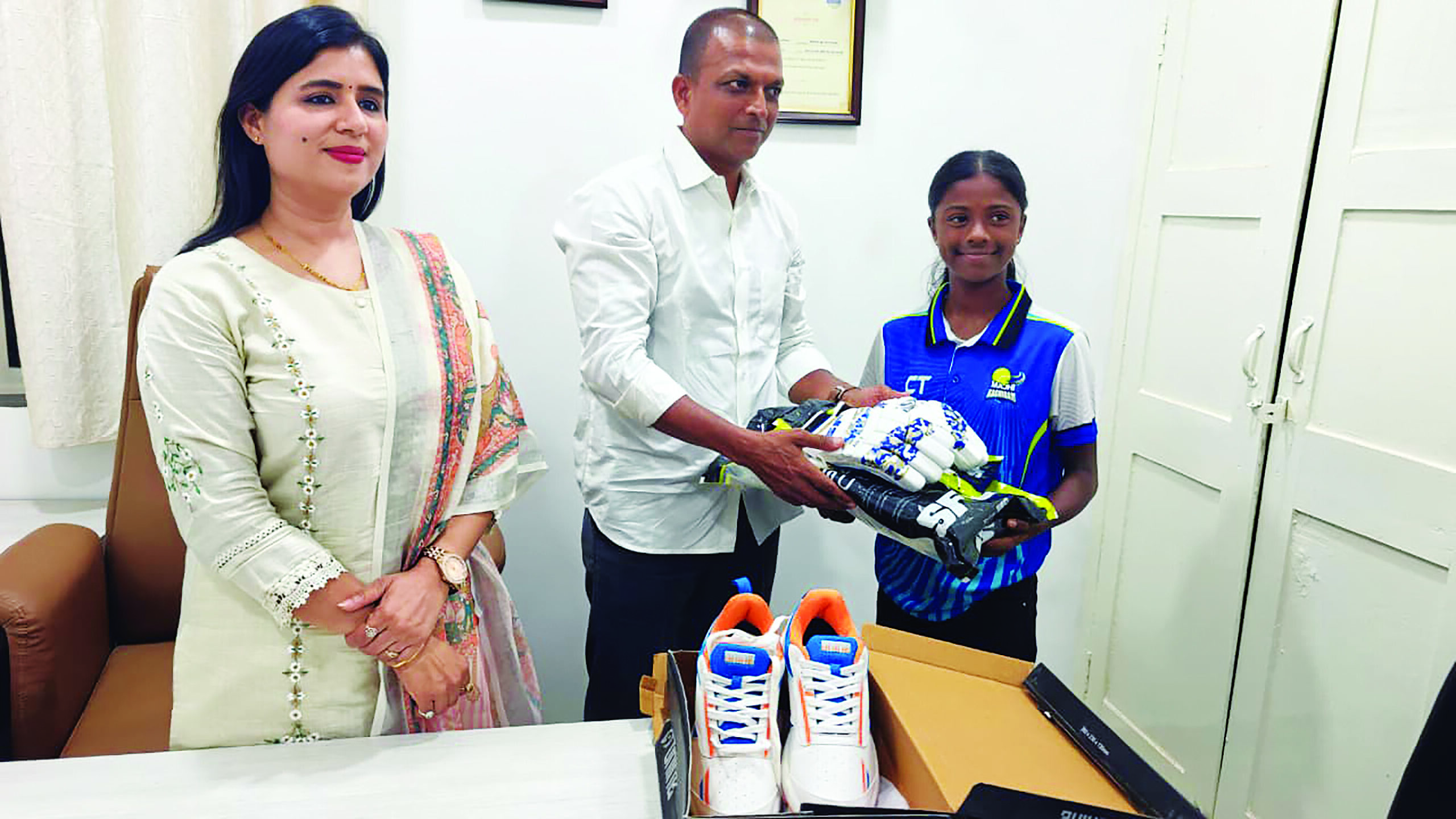 सरपंच फाल्गुनी पटेल ने इशिका मांगेला को क्रिकेट किट भेंटकर किया प्रोत्साहितः महिला सशक्तिकरण की दिशा में प्रेरणादायी पहल